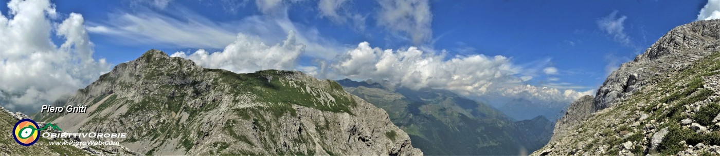 57 Da quota 2222 m  vista panoramica verso cima e Passo di Corna Piana .jpg